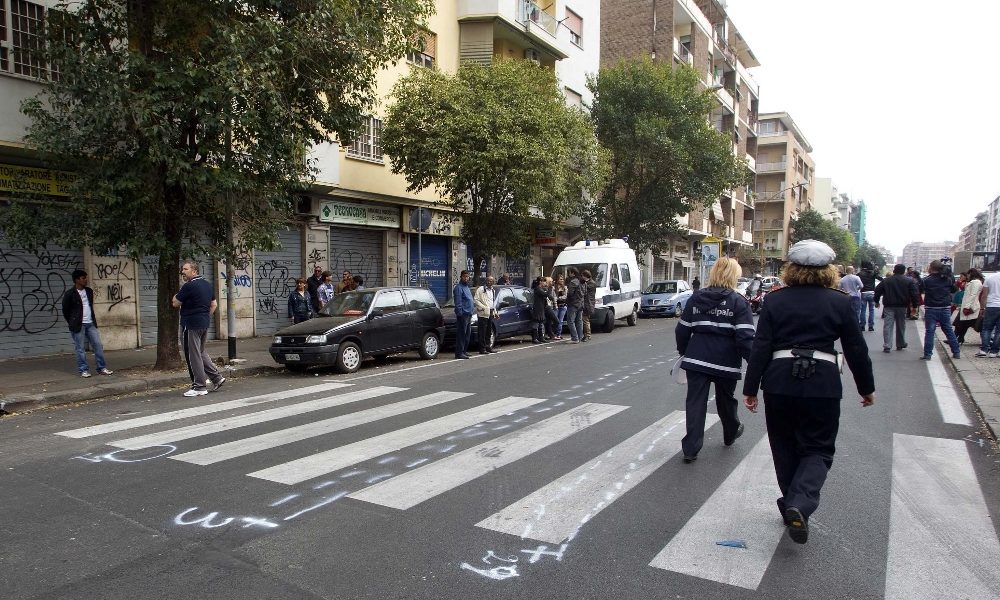 Investe bimbo di 2 anni e fugge