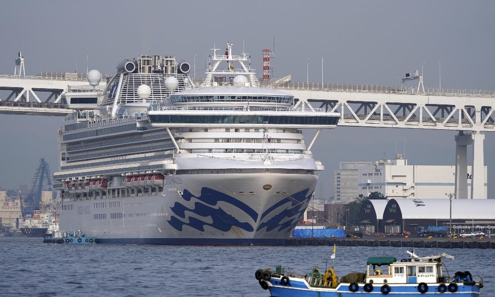 Ipotesi volo per gli italiani sulla nave