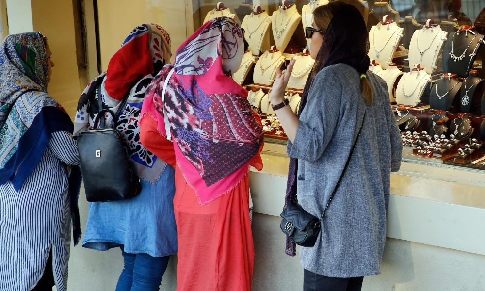 Iran, 60 arresti per festa uomini-donne