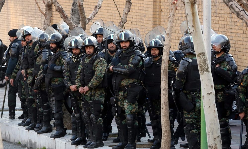 Iran: proteste a Teheran, polizia spara