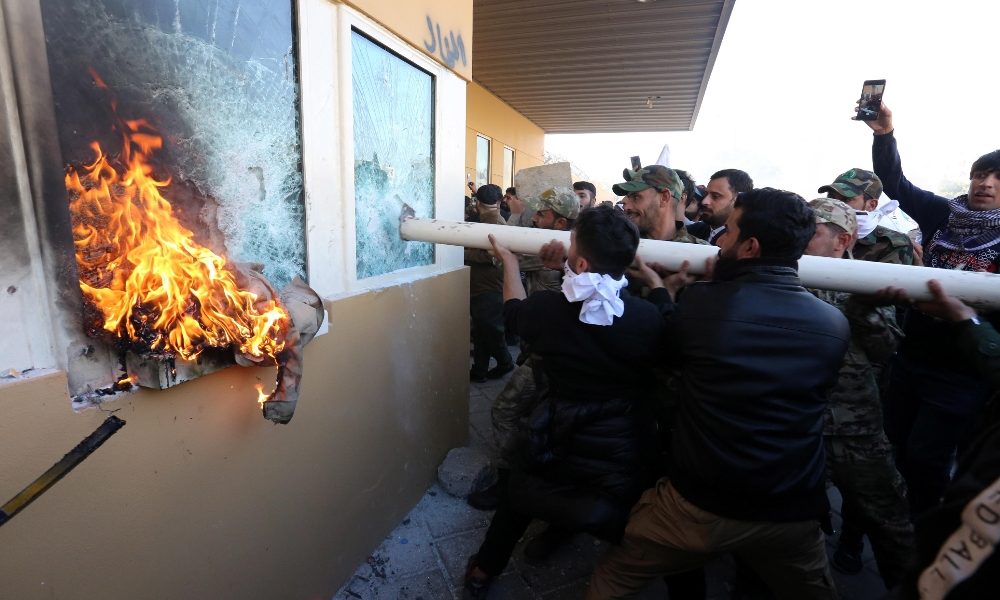 Iraq, lacrimogeni sui manifestanti