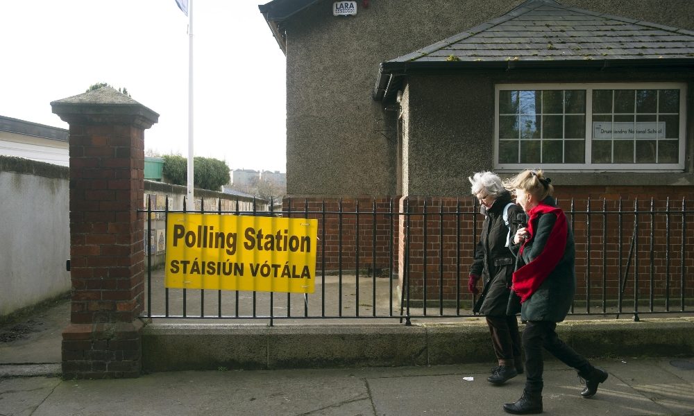 Irlanda: exit poll, testa a testa a tre