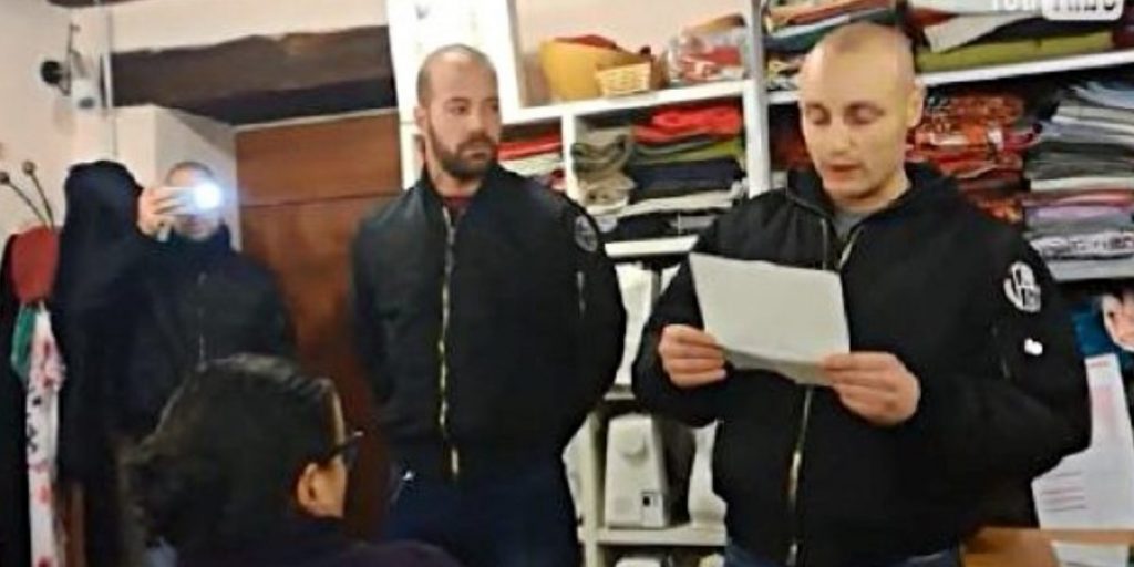 Irruzione skinhead nel 2017: presidio in tribunale, ma l’udienza slitta ancora