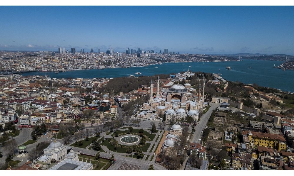 Istanbul: il Bosforo torna turchese