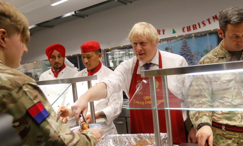 Johnson serve pranzo di Natale a truppe