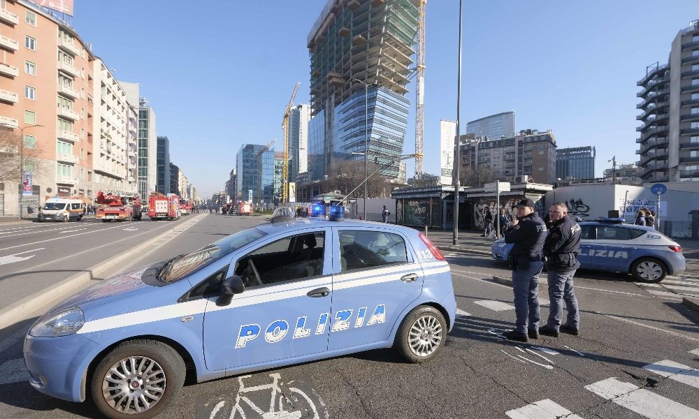 Jumper si lancia da palazzo Milano