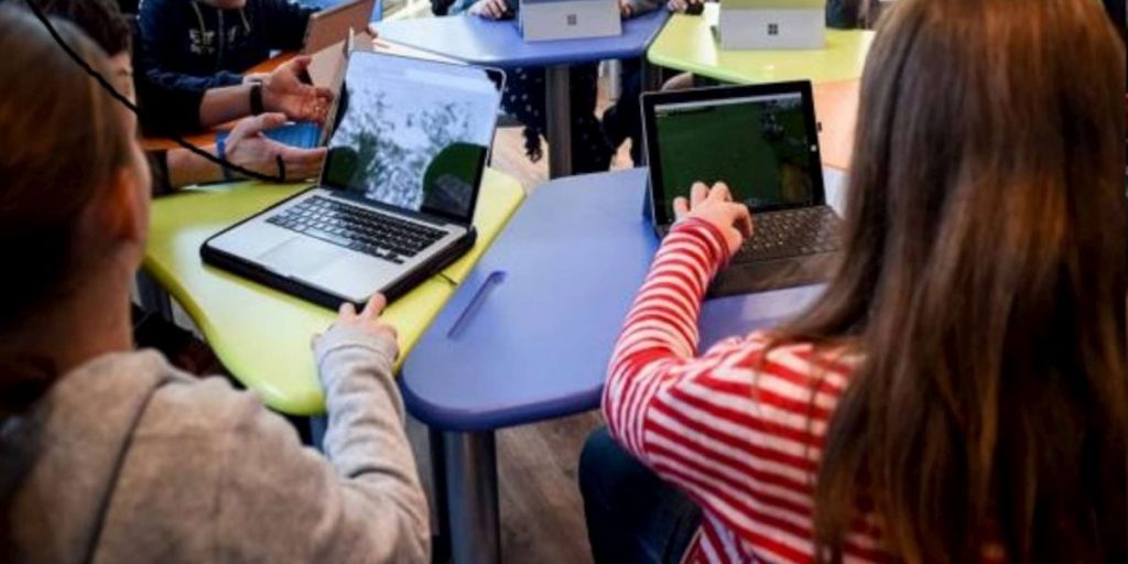 Riapertura delle scuole, decisione nel weekend. Lezioni e compiti, è tutto online