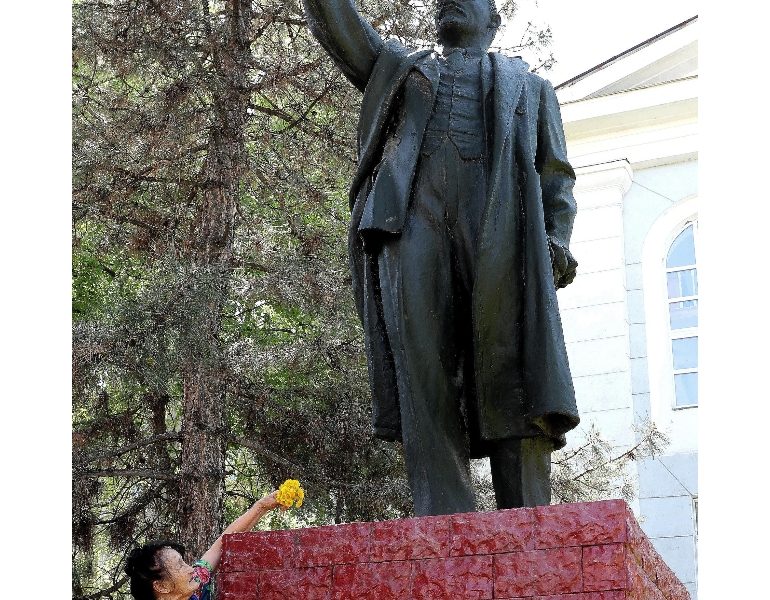 La Germania svela una statua di Lenin, la prima nell’ovest