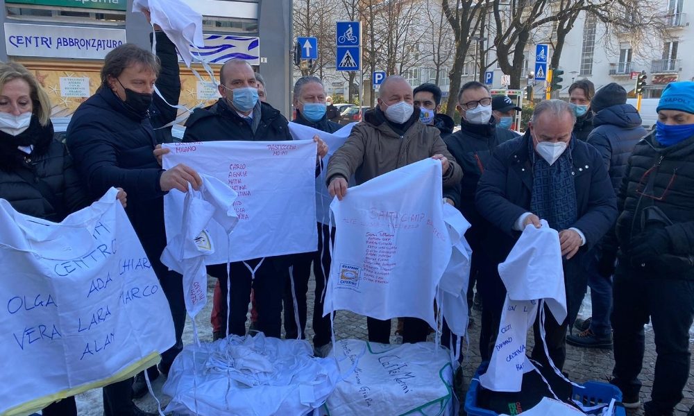 La protesta degli esercenti a Trento, “vogliamo riaprire”