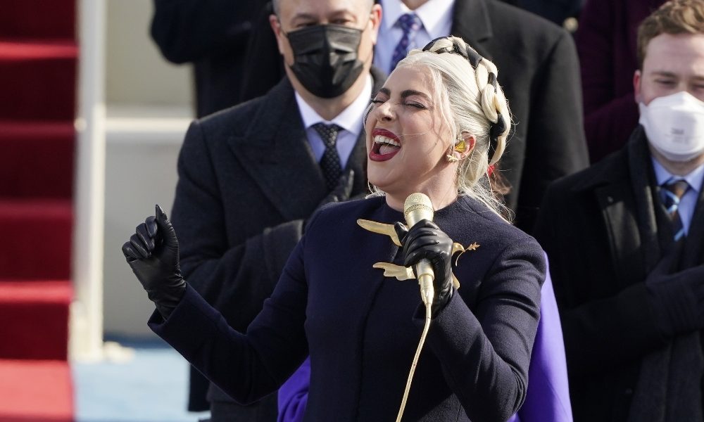 Lady Gaga canta l’inno nazionale per Biden e Harris