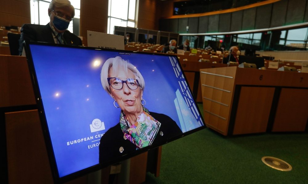 Lagarde, prospettive Eurozona incerte, proseguire sostegni