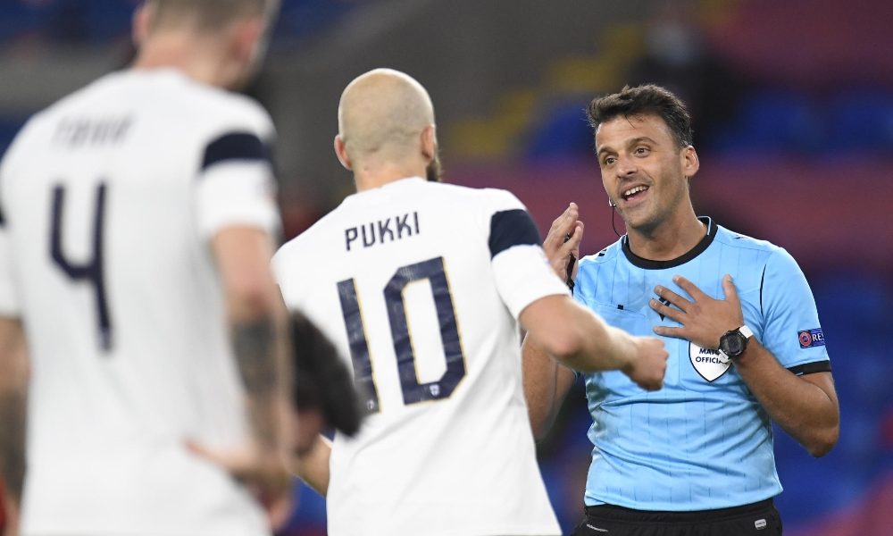 L’arbitro va ko, il ‘Clasico’ cambia fischietto