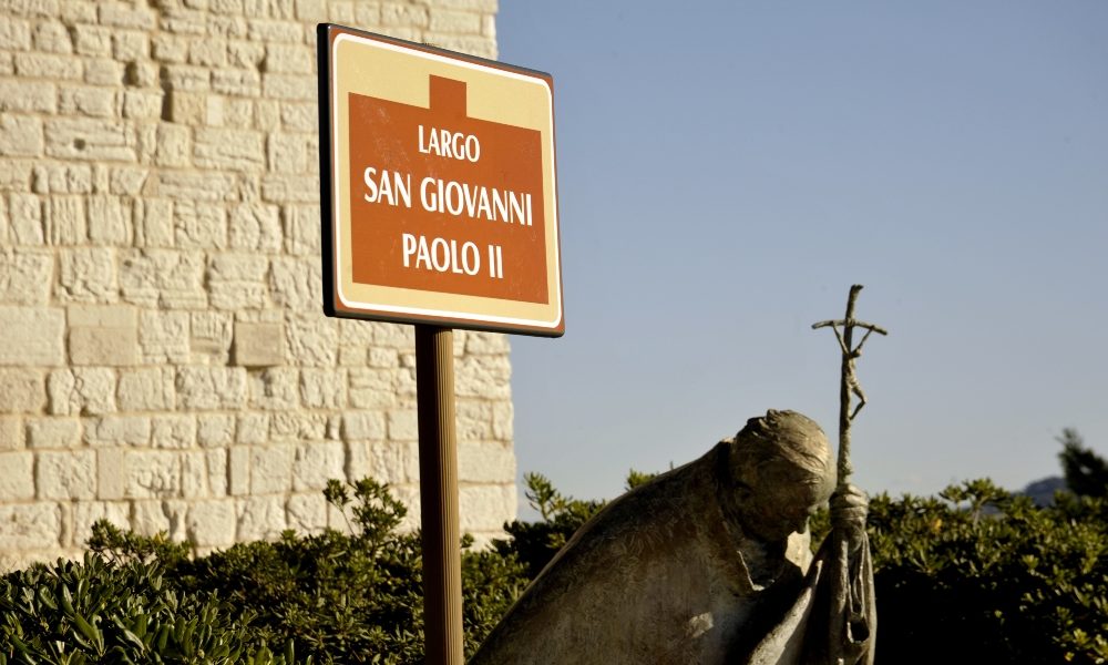 Largo duomo Ancona a Giovanni Paolo II