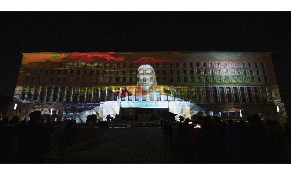 L’arte digitale illumina la Farnesina
