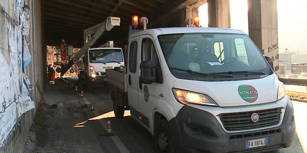Lavori al ponte autostradale in via Brogeda dopo la caduta di calcinacci