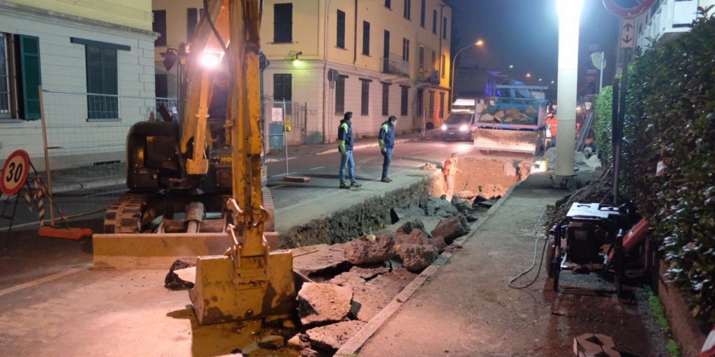 Riparazioni alle reti idrica e del gas: una parte di Como senz’acqua e traffico in tilt a Camerlata. Attivata la distribuzione dei sacchetti