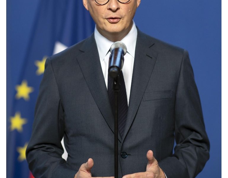 Le Maire, intesa su web tax o guerra