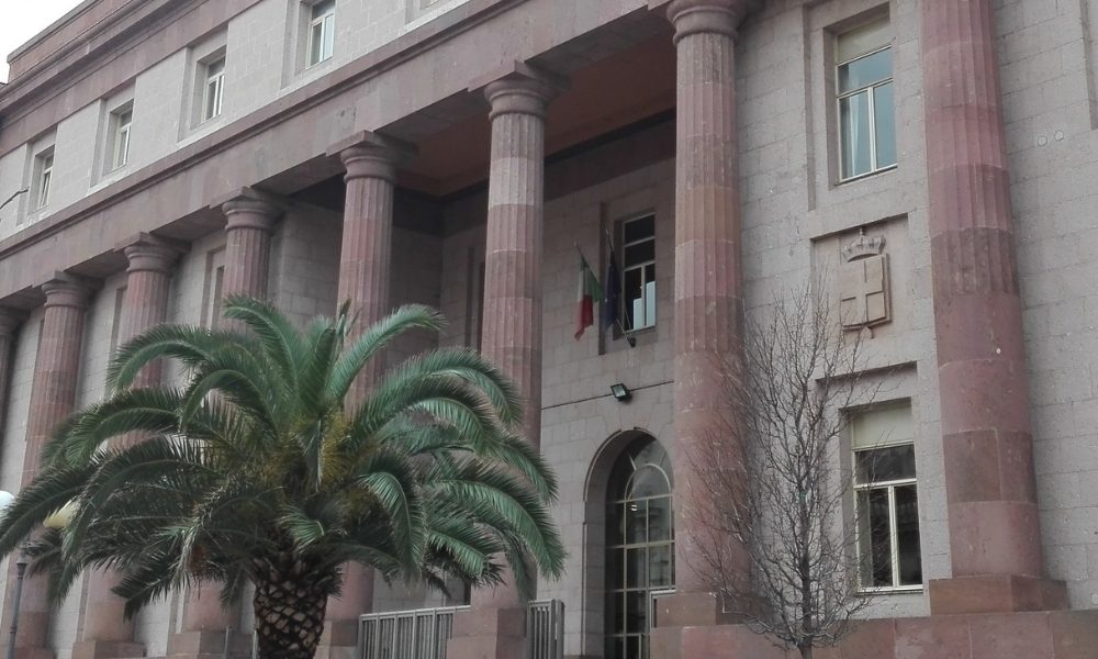 Lite davanti a scuola, morto il nonno