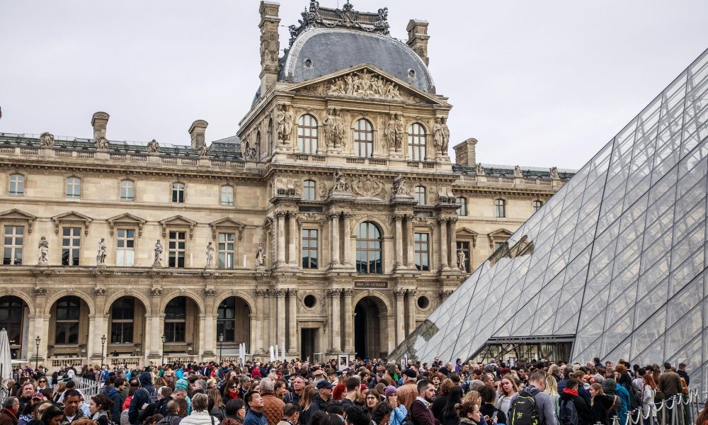 Louvre chiuso per sciopero, file