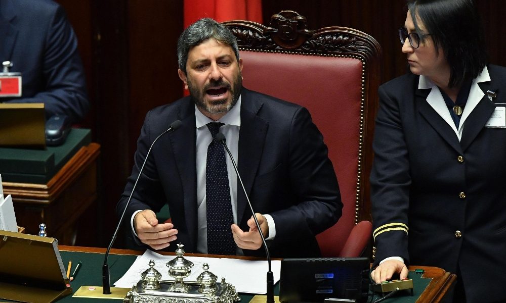 M5s:Fico, senatori? Non si risolve così