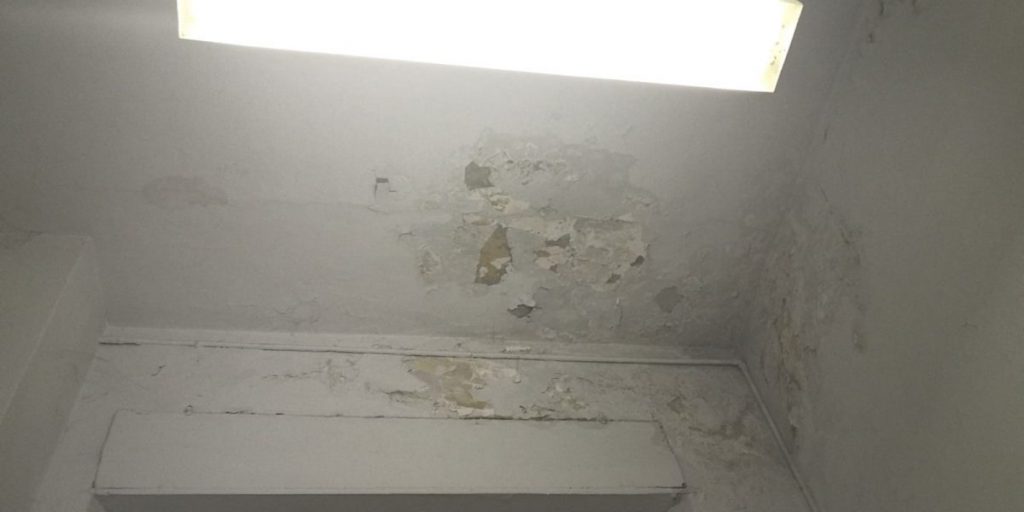 L’appello: «Piove anche dentro la sede della Croce Azzurra»