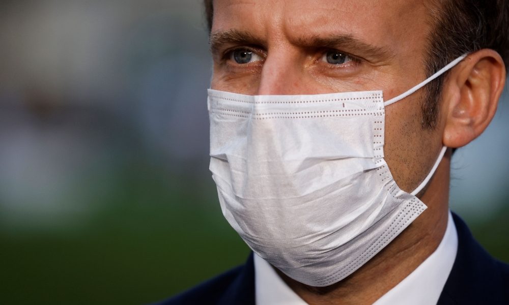 Macron, ‘virus con noi almeno fino all’estate’