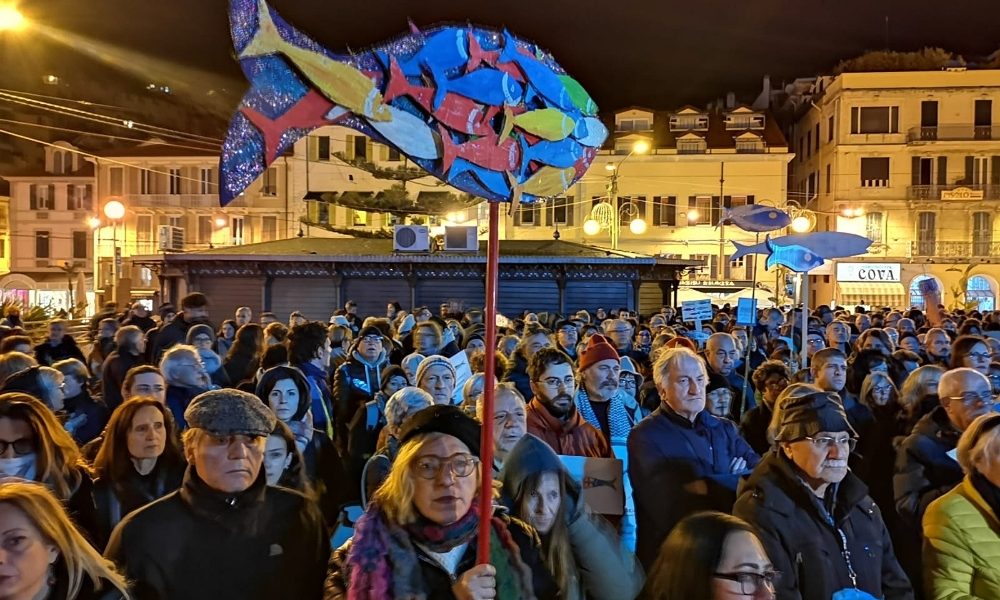 Maestre fanno dipingere sardine in asilo