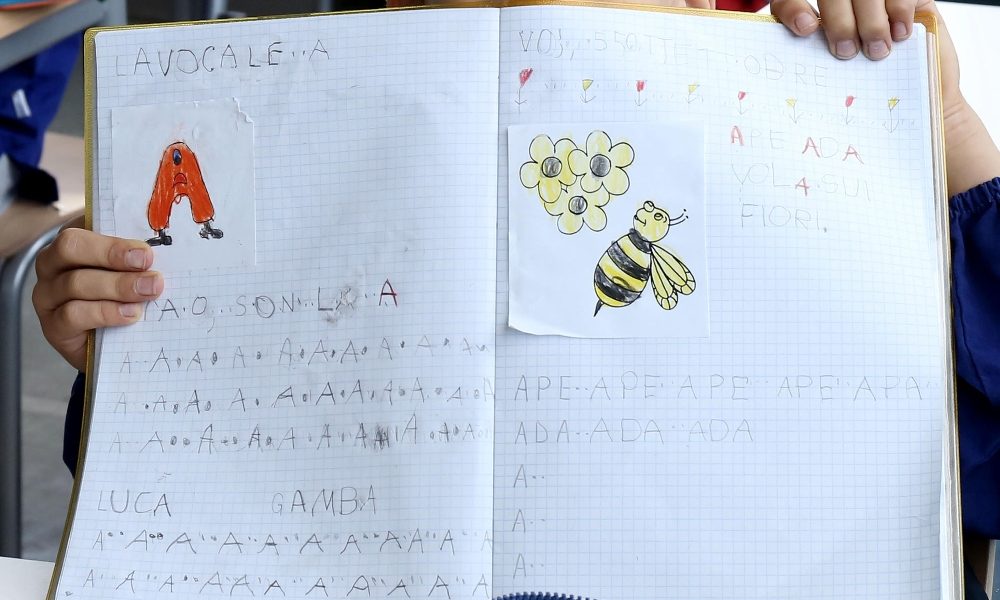 Maestro sbatteva bimbi contro mobile