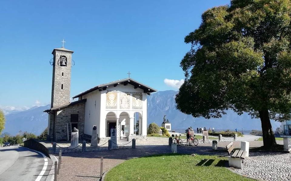 Pietre miliari sulla salita che porta al Ghisallo: l’idea è ricordare i miti del ciclismo