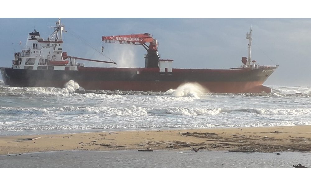 Maltempo: chiatta si arena a Bari
