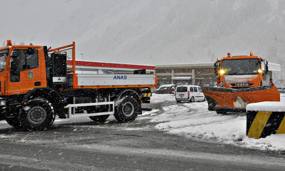 Maltempo: chiude per neve il colle del Gran San Bernardo