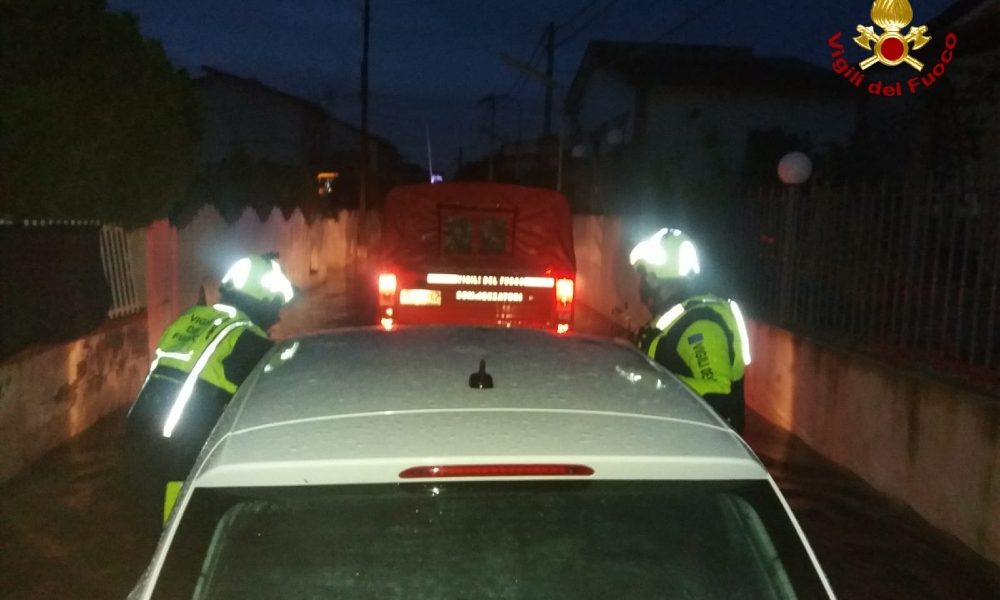 Maltempo: coppia in auto circondata da acqua, salvata da Vvf