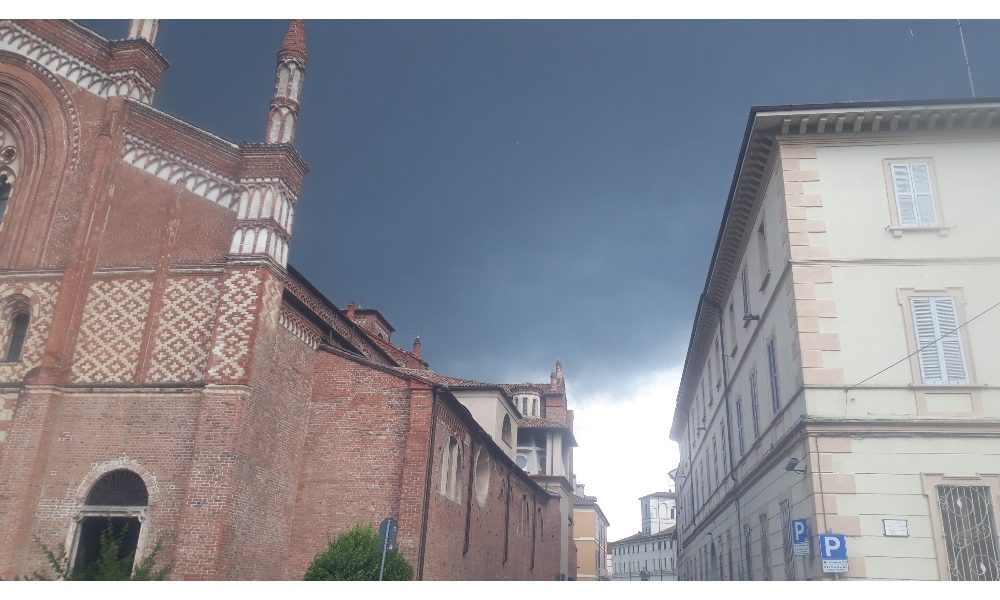 Maltempo: fulmine colpisce una cascina nel Pavese