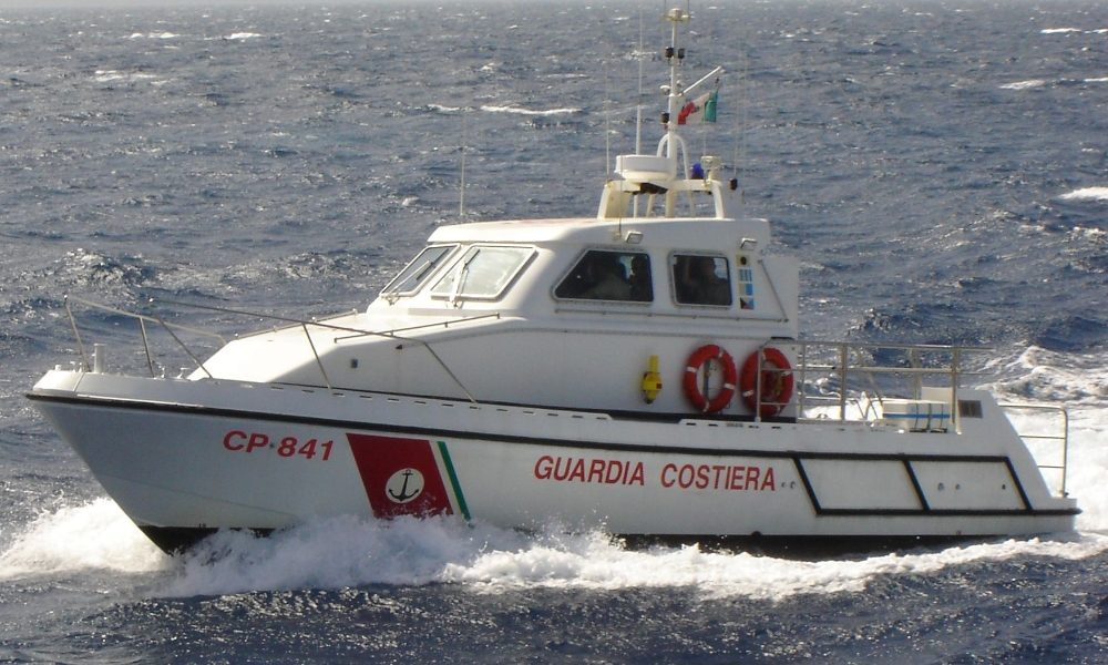 Maltempo, motonave rompe gli ormeggi