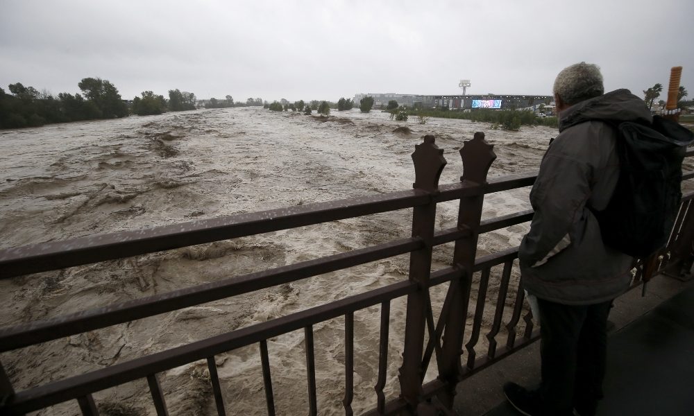 Maltempo nel sud della Francia, ponte portato via dall’acqua