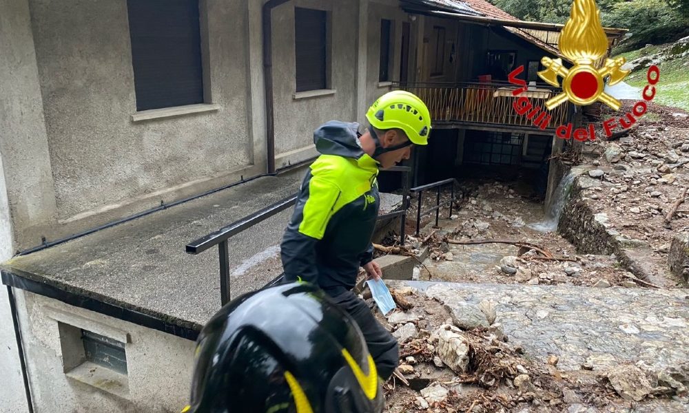 Maltempo:due persone salvate tra fango e detriti