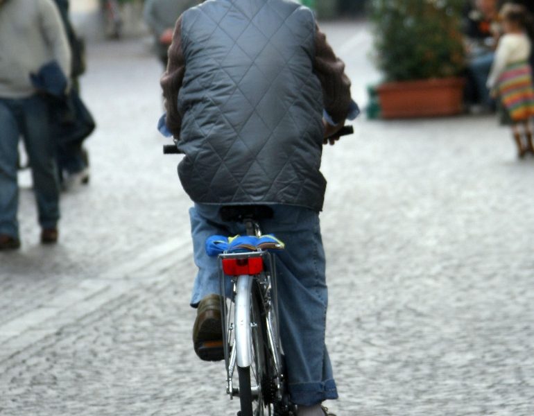 Maltratta il nonno per anni, allontanato