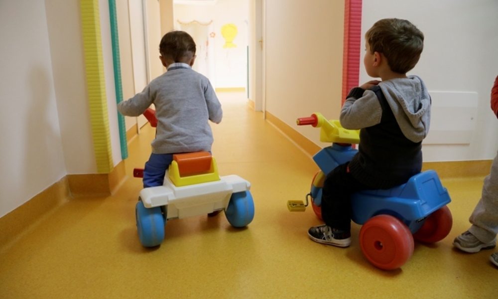 Maltrattavano bimbi, due maestre sospese