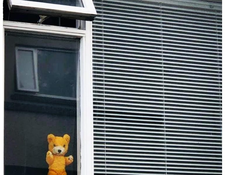 Mamma lascia figli a casa e va a festino