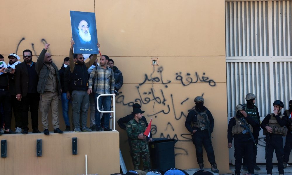 Manifestanti lasciano l’ambasciata Usa