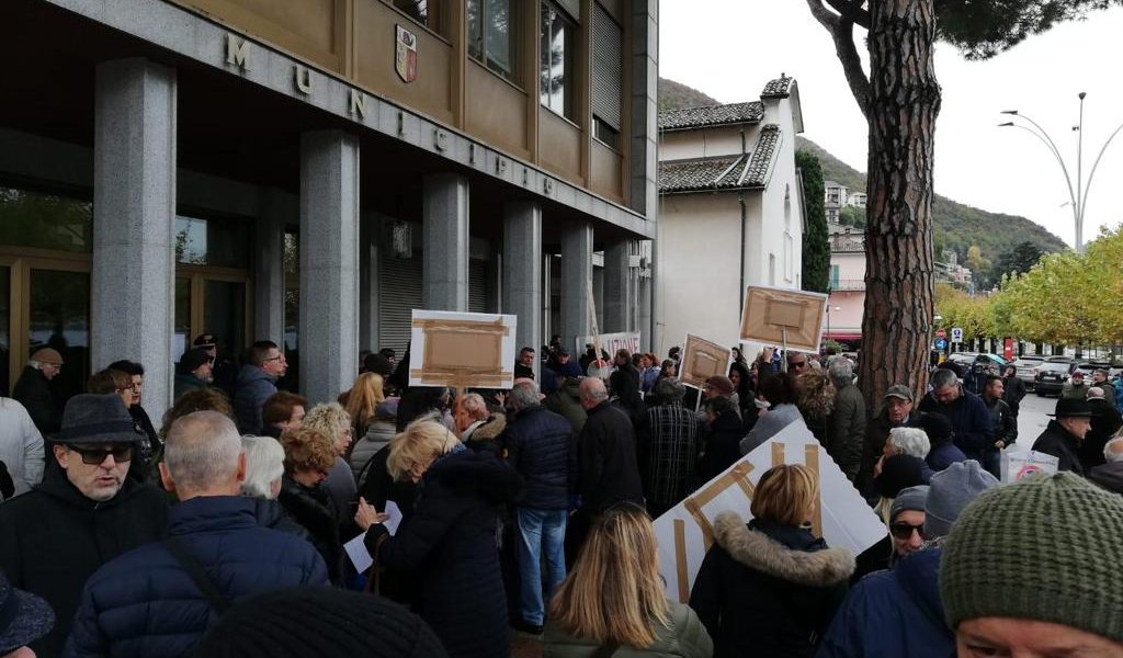 Campione di nuovo in piazza contro l’ingresso nell’area Ue. Dallo Stato nessuna risposta