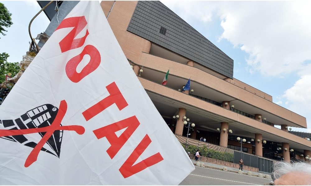 Manifesti, ‘No Tav sia bandiera rivoluzione comunista’