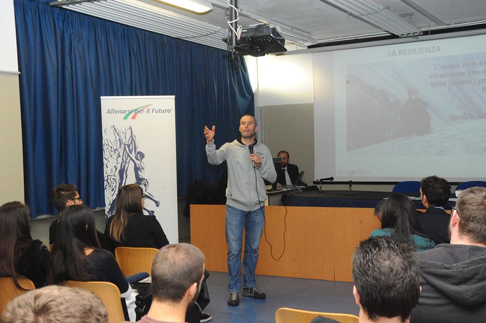 L’alpinista Marco Confortola presenta il suo libro in piazza San Fedele