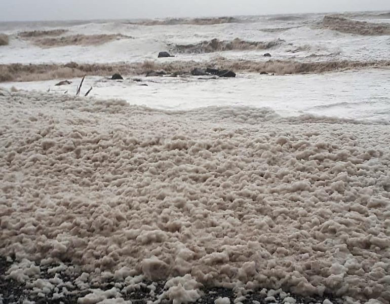Mareggiata deposita schiuma su costa