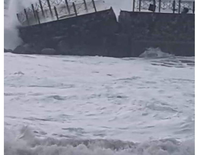 Mareggiata in Calabria, cede antico molo