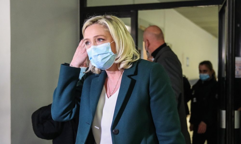 Marine Le Pen, meglio che il Papa ‘si occupi delle chiese’