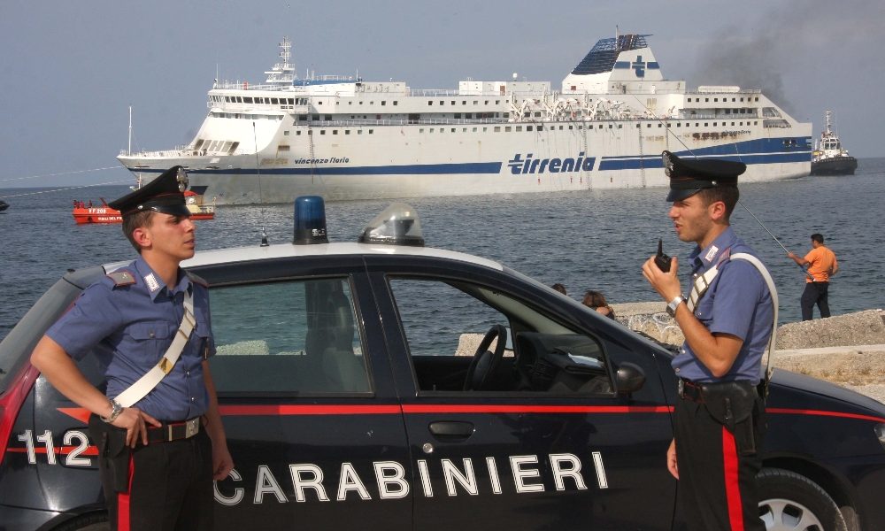 Marittimo cade in mare, recuperato vivo