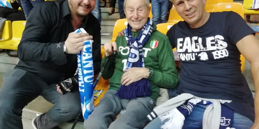 Raffaele, 90 anni, ospite di Cantù. Per lui una bella partita, il saluto dei dirigenti e la sciarpa degli Eagles