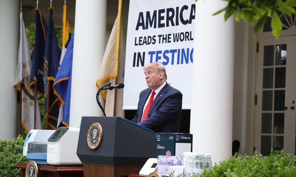 Mascherine a Casa Bianca, tranne a Trump