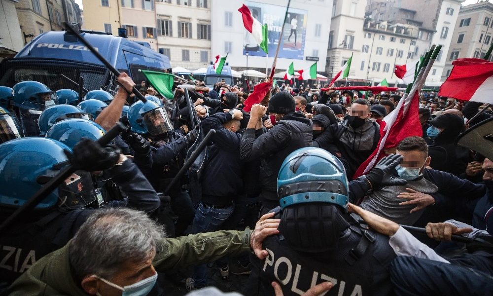 ‘Mascherine tricolori’ contro lockdown, tafferugli a Roma